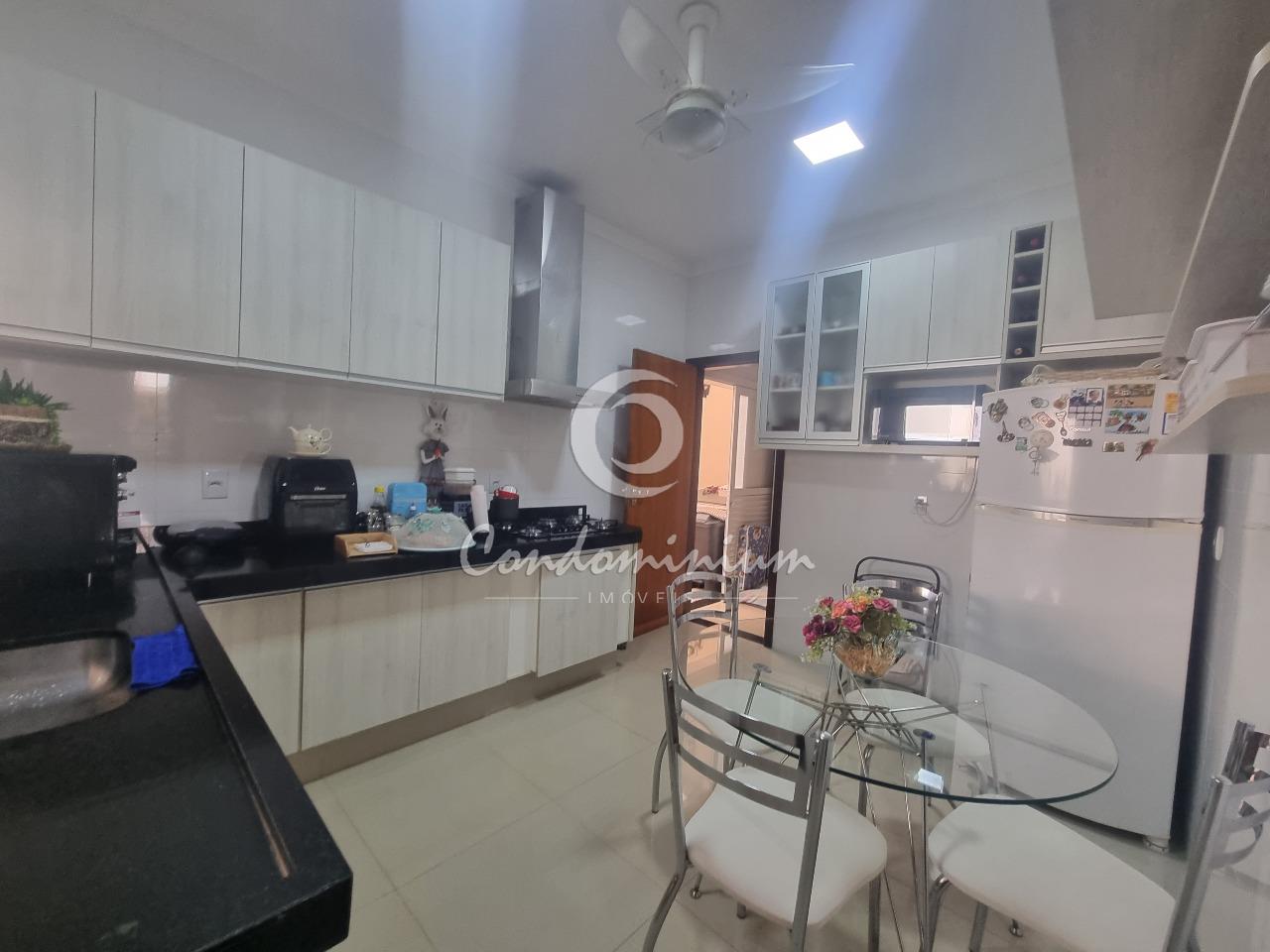 Casa de Condomínio com 3 quartos à venda, 232m² — foto 4 de 33
