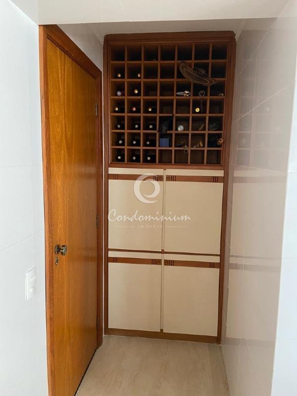 Apartamento com 4 quartos à venda, 240m² — foto 18 de 25