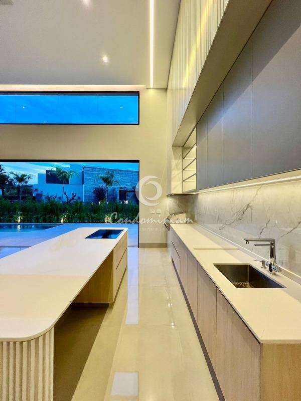 Casa de Condomínio com 4 quartos à venda, 334m² — foto 4 de 42