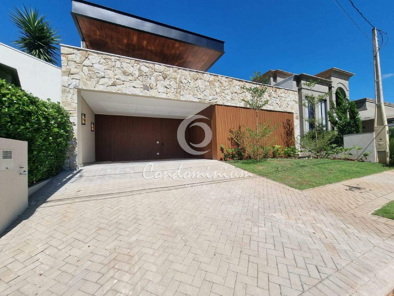 Casa de Condomínio com 3 quartos à venda, 230m² — foto 3 de 33