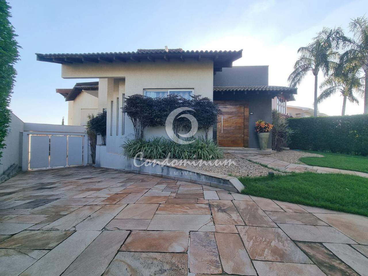 Casa de Condomínio com 3 quartos à venda, 320m² — foto 2 de 31