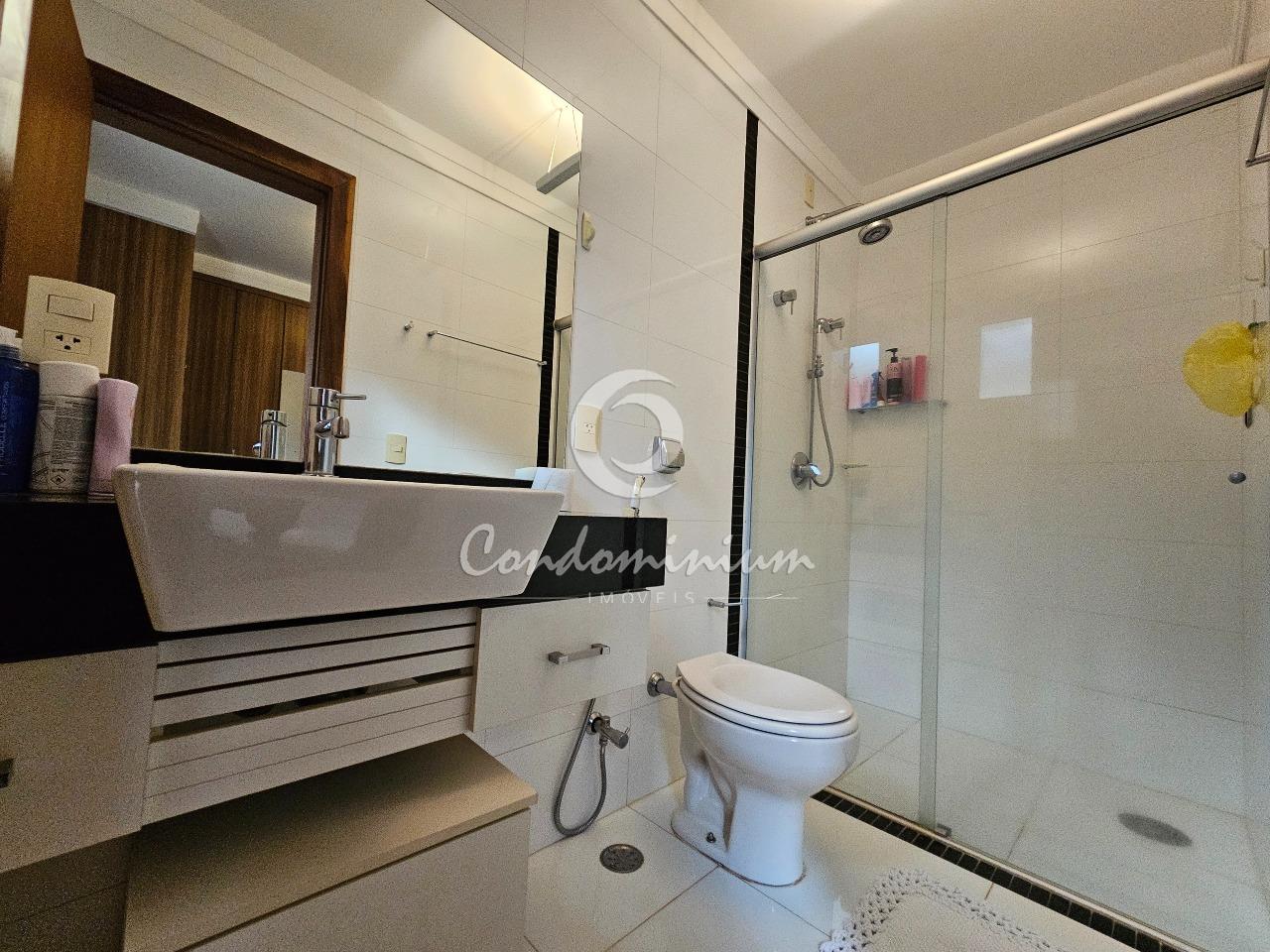 Casa de Condomínio com 4 quartos para aluguel, 377m² — foto 28 de 40