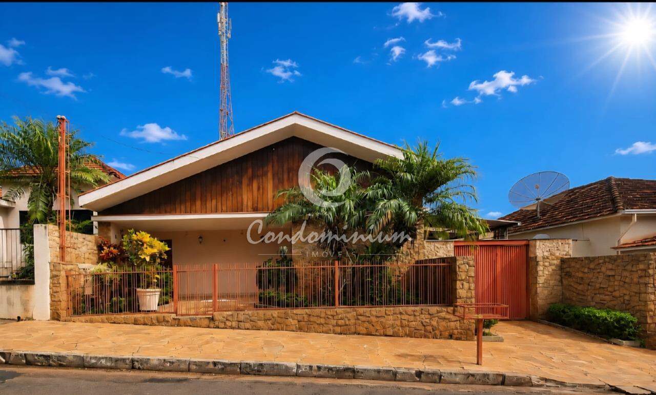 Casa com 3 quartos à venda, 250m² — foto 1 de 19