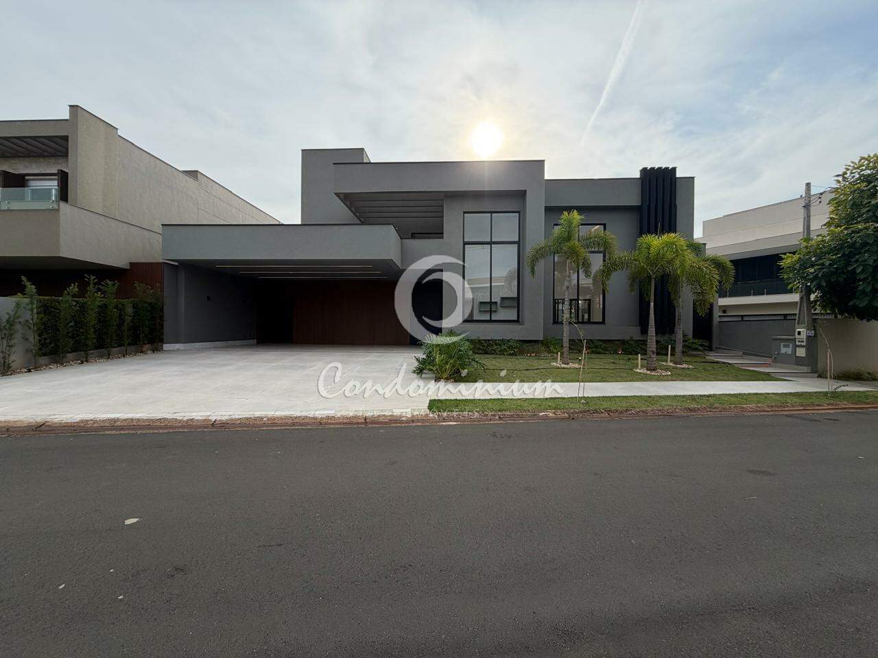 Casa de Condomínio com 4 quartos à venda, 300m² — foto 1 de 49