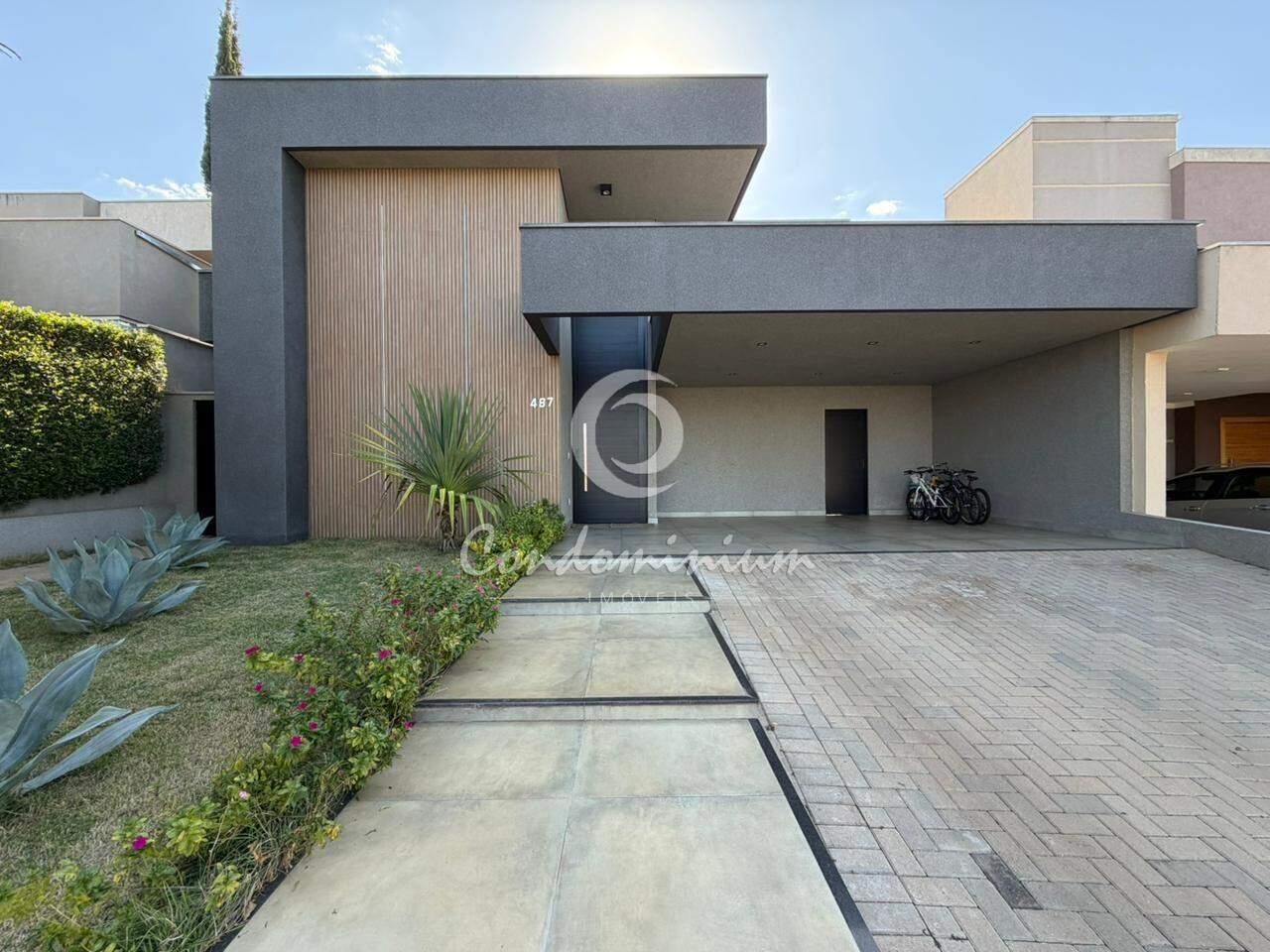 Casa de Condomínio com 4 quartos à venda, 208m² — foto 1 de 41