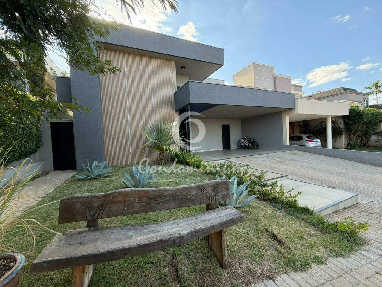 Casa de Condomínio com 4 quartos à venda, 208m² — foto 2 de 41