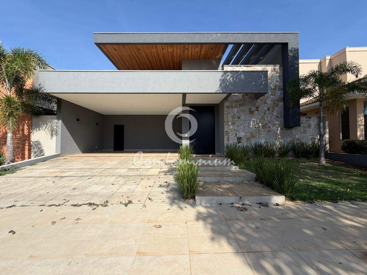 Casa de Condomínio com 3 quartos à venda, 240m² — foto 1 de 37