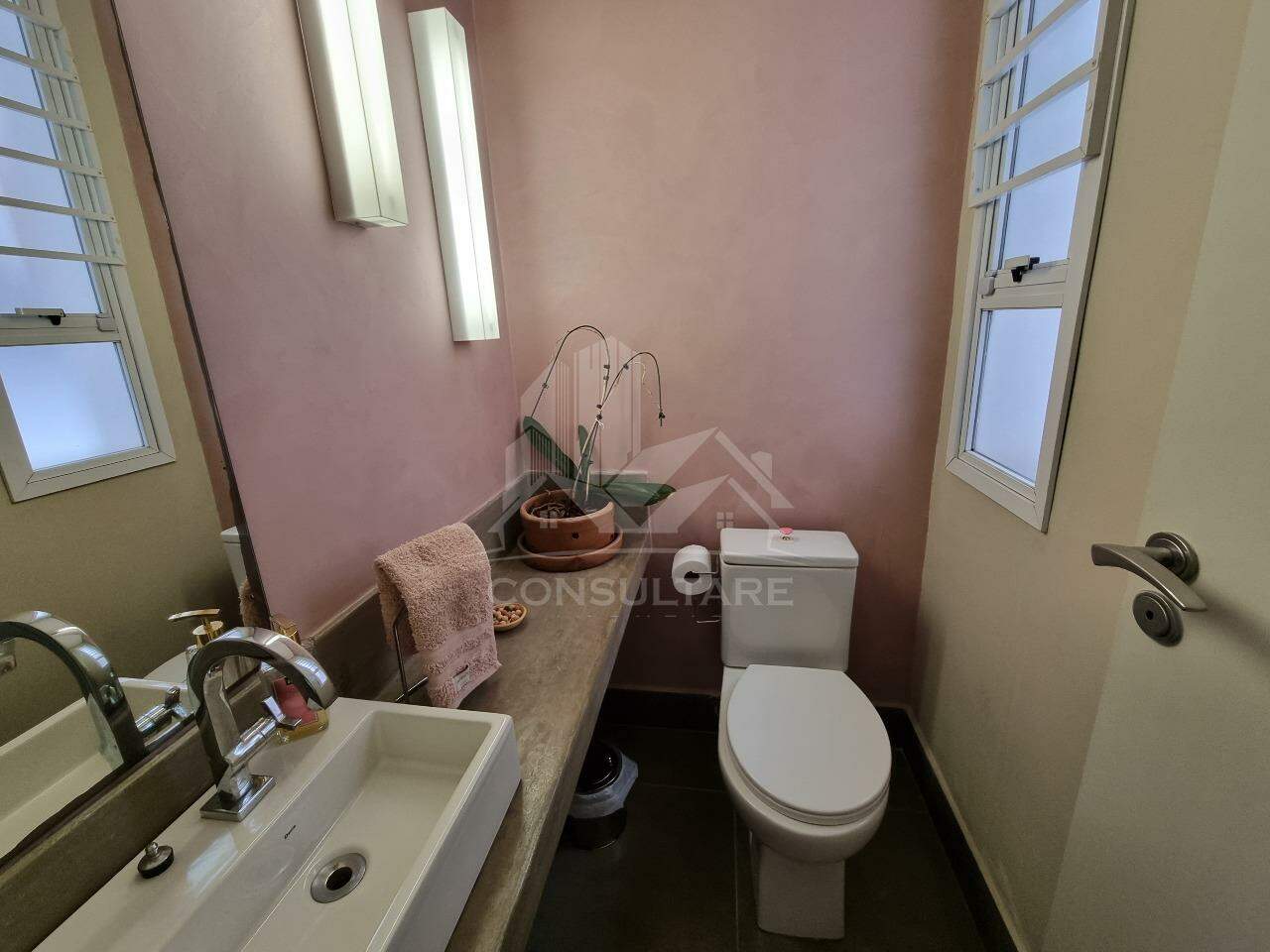 Casa à venda no bairro Embaré por 1.200.000,00: Lavabo