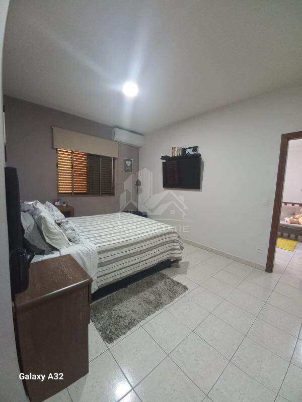 Casa à venda no bairro Ponta da Praia por 1.900.000,00: quarto