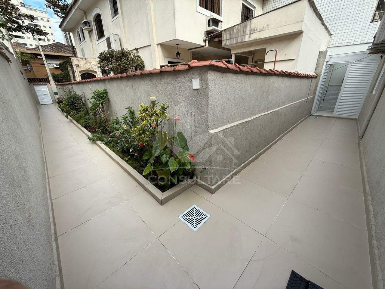 Casa para aluguel no bairro Ponta da Praia por 6.000,00: 