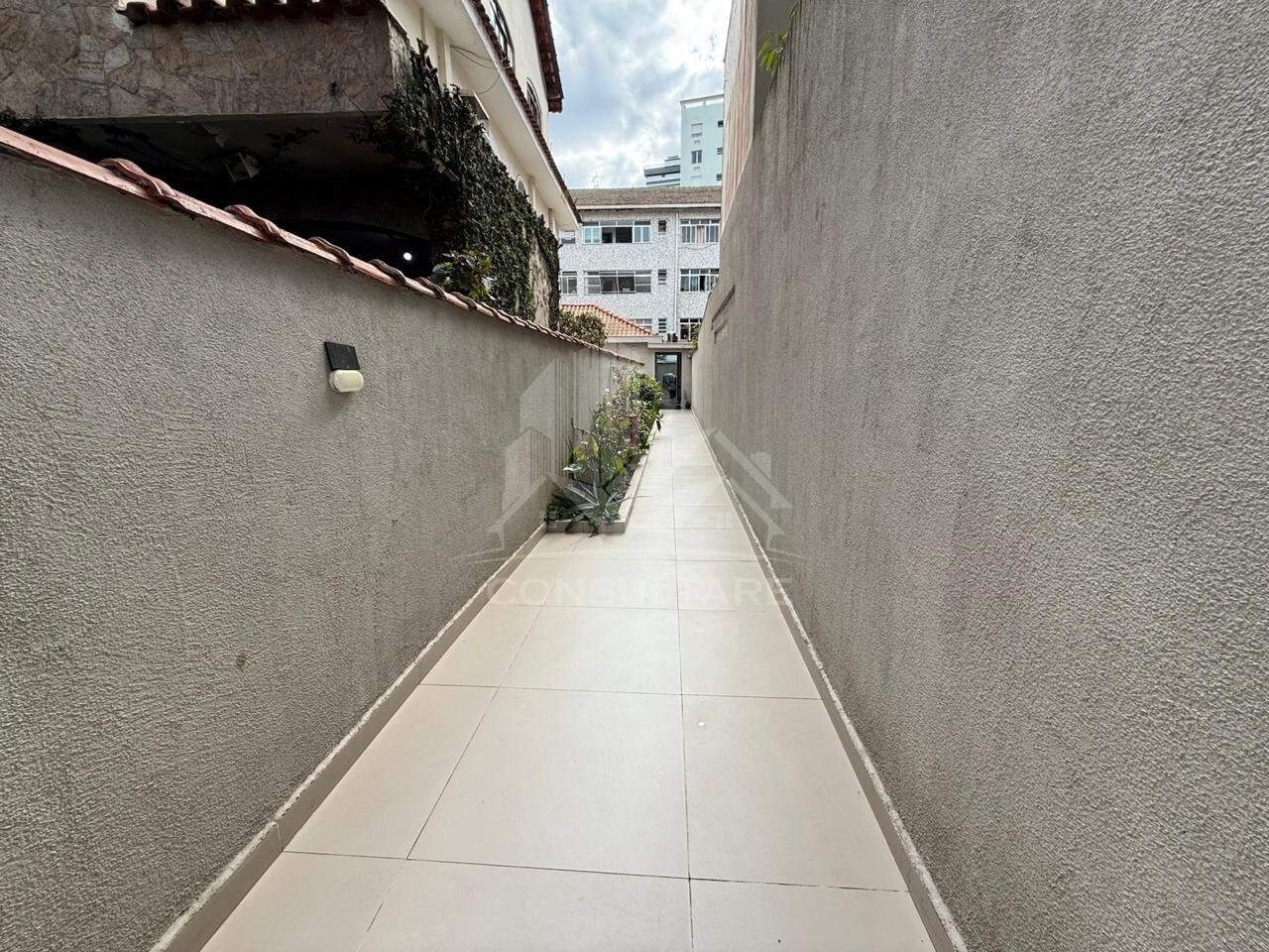 Casa para aluguel no bairro Ponta da Praia por 6.000,00: 