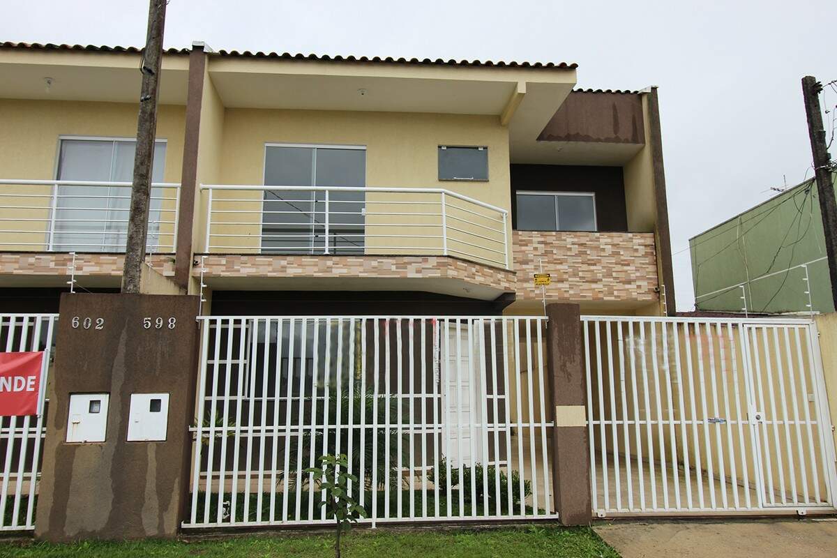 Encantador Sobrado à venda de 3 quartos sendo 1 suíte, ótima localização no Jardim Cruzeiro.