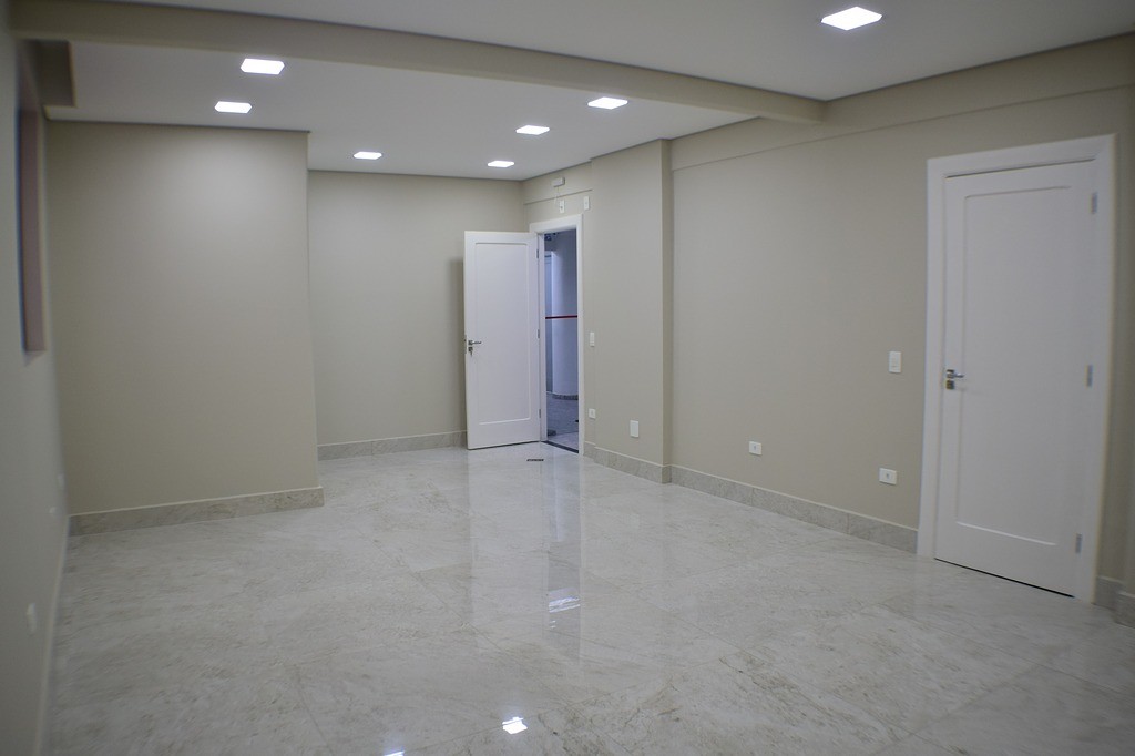 Sala recentemente reformada em prédio comercial, no Centro de Curitiba
