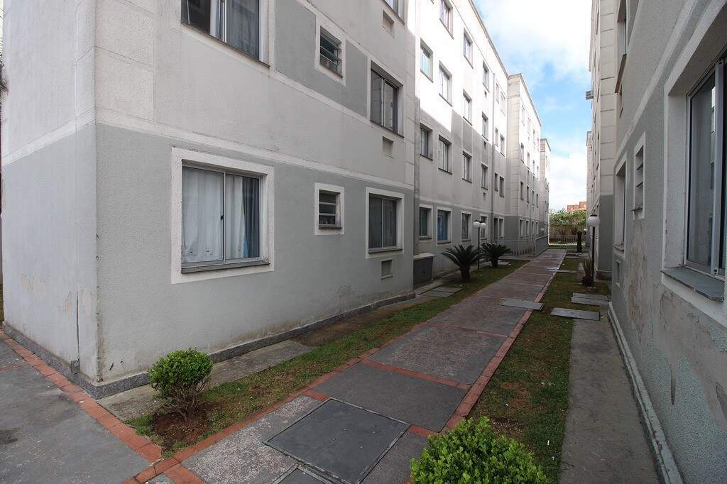 Apartamento semi-mobiliado para locação de 2 quartos, ótima localização no bairro Costeira.