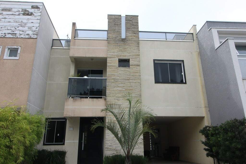 Encantador Sobrado tríplex à venda em condomínio com 4 quartos e terraço no Uberaba.