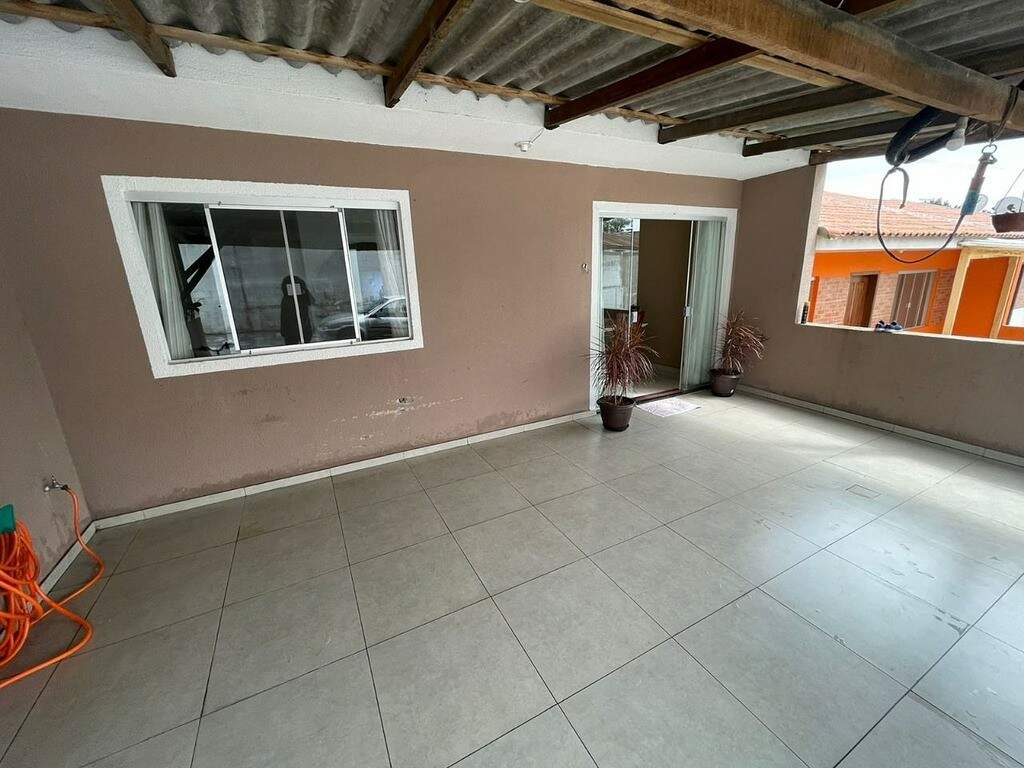 Casa em condomínio fechado com piso porcelanato 3 quartos, closet localizado no bairro São Marcos região em crescimento e valorização constante