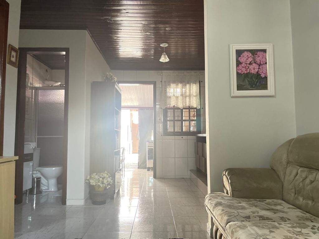 Casa à venda em Condomínio com 3 quartos sendo 1 suíte no Bairro Colônia Rio Grande.