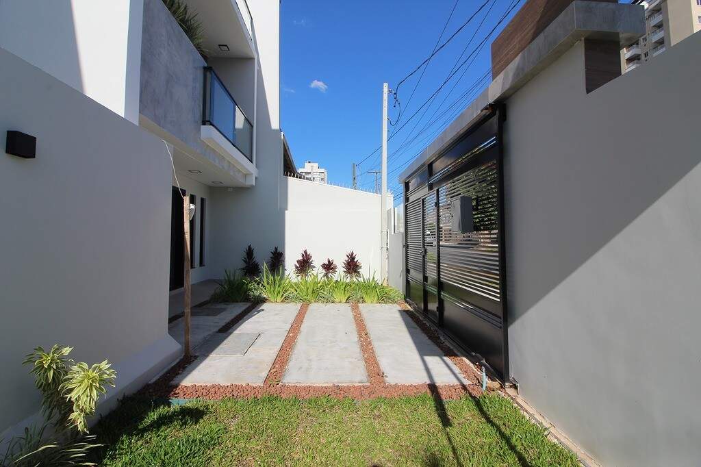 Tríplex de 3 quartos sendo 1 suíte, com terraço, no Centro de São José dos Pinhais
