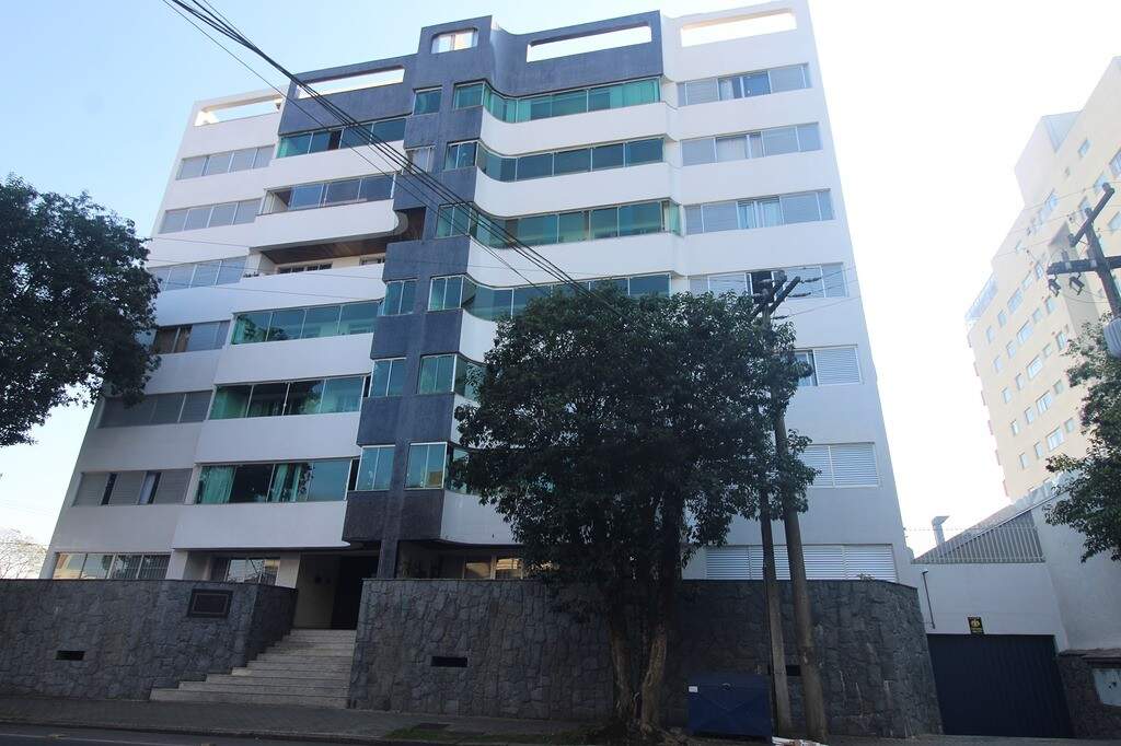 Cobertura de luxo com 3 quartos sendo 1 suíte e amplo terraço, localizada no Centro de São José dos Pinhais