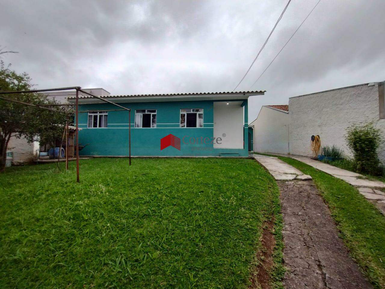 Casa à venda com amplo terreno e edícula no bairro Ouro Fino