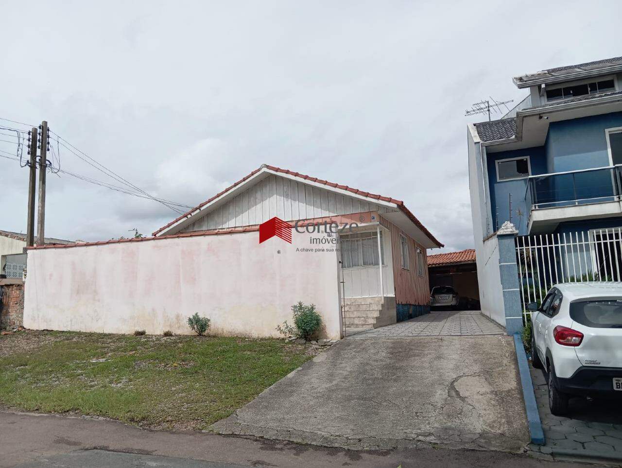 Oportunidade Única! Terreno com casa de madeira à venda localizado no bairro Pinheirinho em Curitiba.