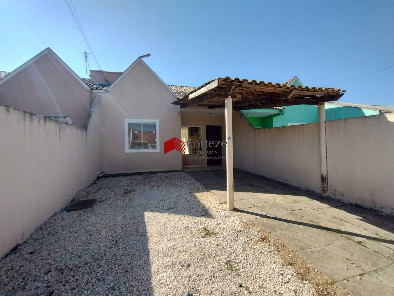 Casa à venda de 3 quartos com amplo quintal, localizado no bairro Campo Largo da Roseira.