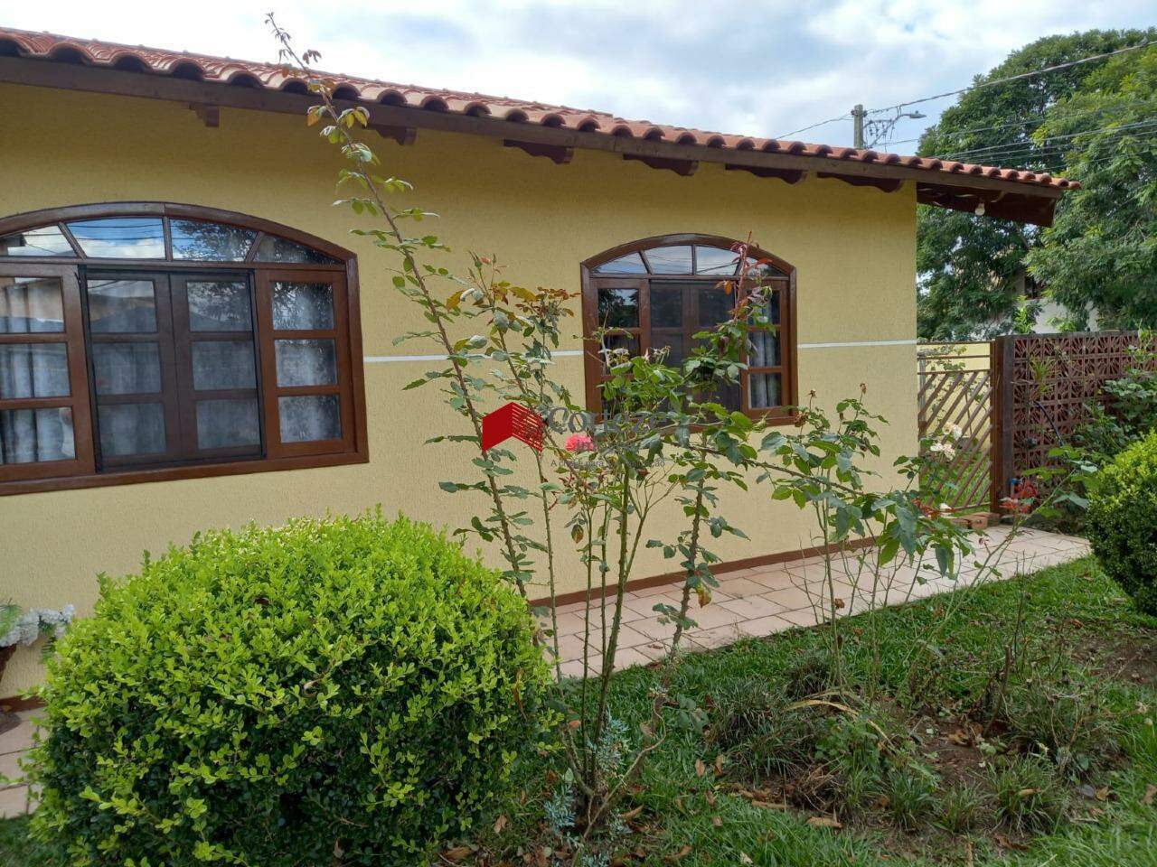 Casa de esquina com 3 quartos, 5 vagas de garagem no total, portão eletrônico e jardim localizado no Afonso Pena.