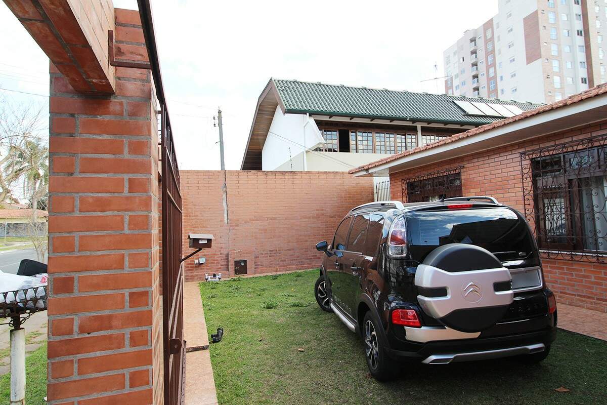 Excelente Casa à venda de 3 quartos sendo 1 suíte e 4 vagas de garagem no São Pedro