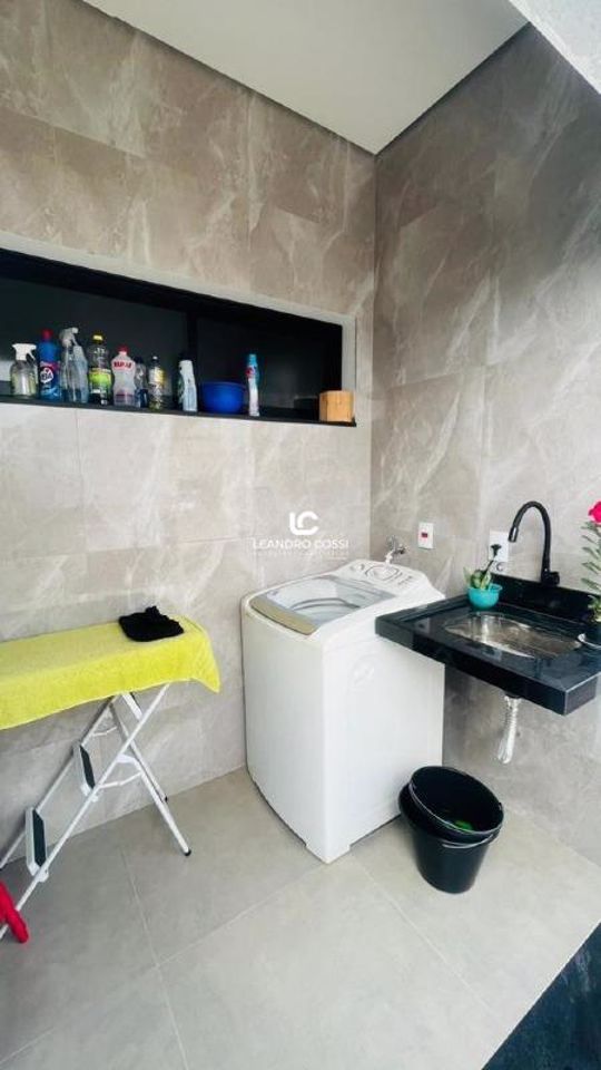 Casa de condomínio à venda no Jardim Guarujá: