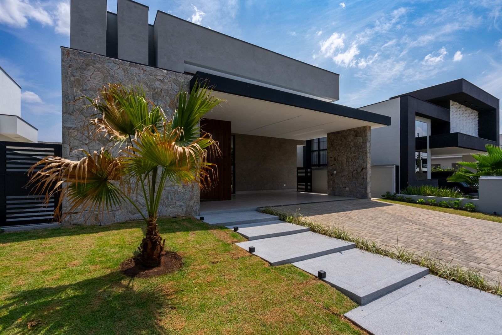 Casa à Venda no Condomínio Portal dos Bandeirantes em Salto/Sp.
