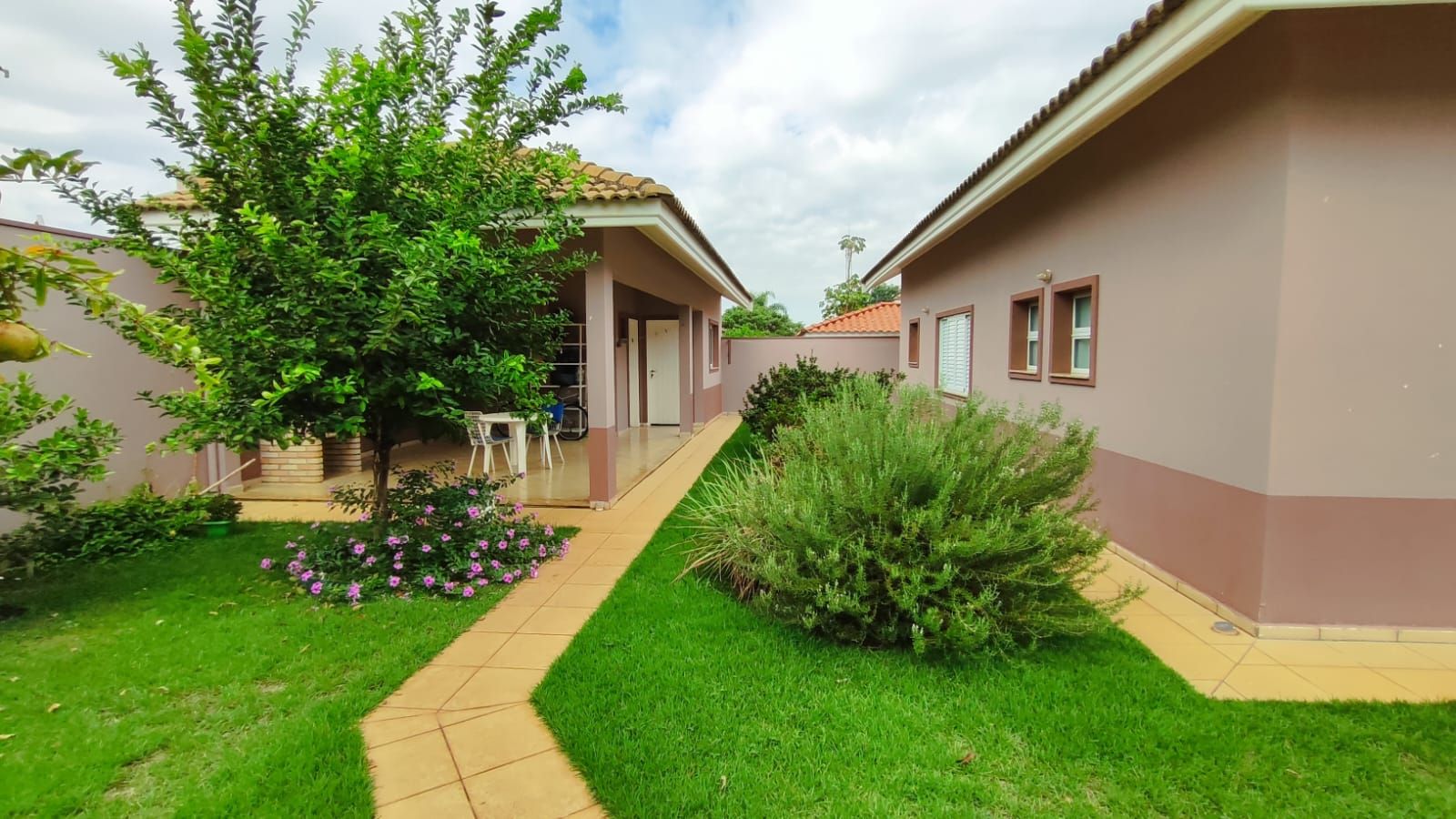 Casa de condomínio à venda no Condomínio Jardim Theodora: