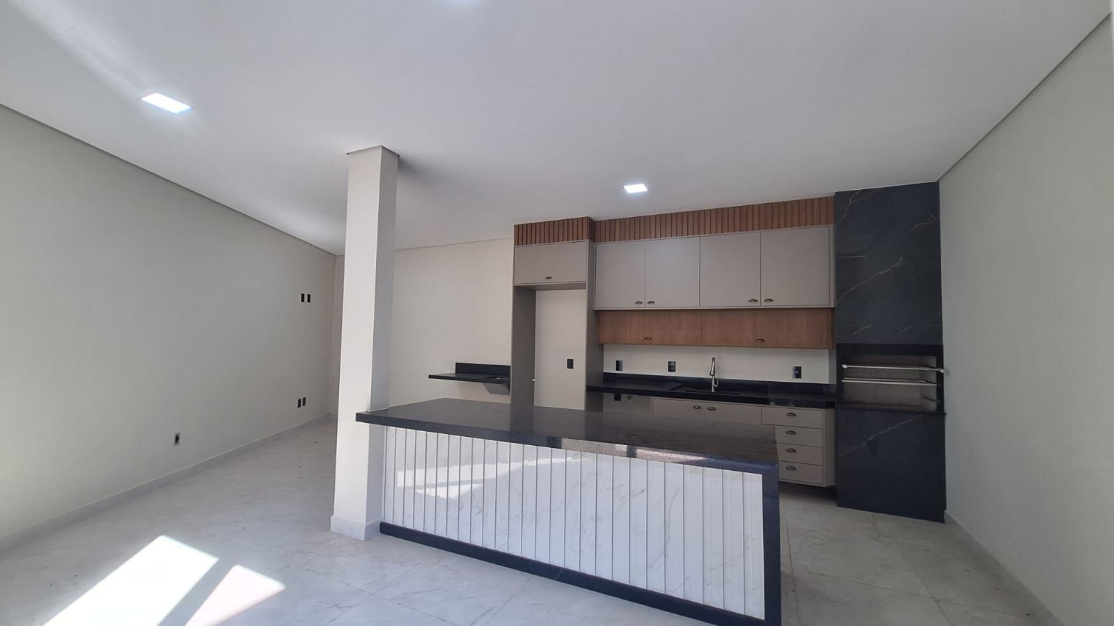 Casa de condomínio à venda no Jardim Guarujá: