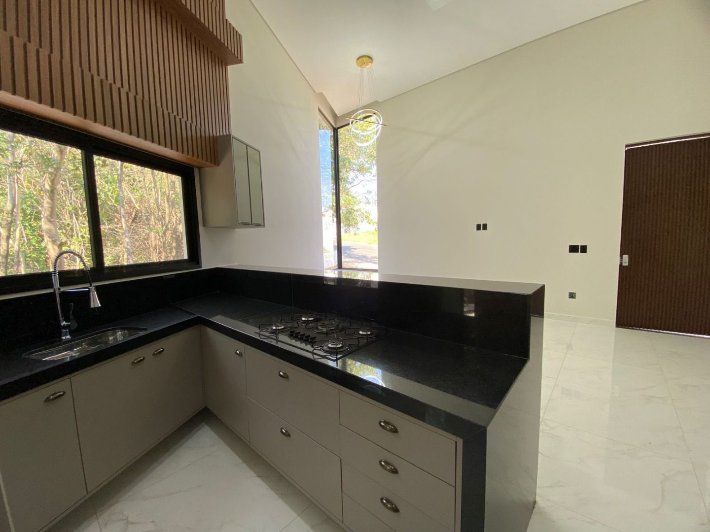 Casa de condomínio à venda no Jardim Guarujá: