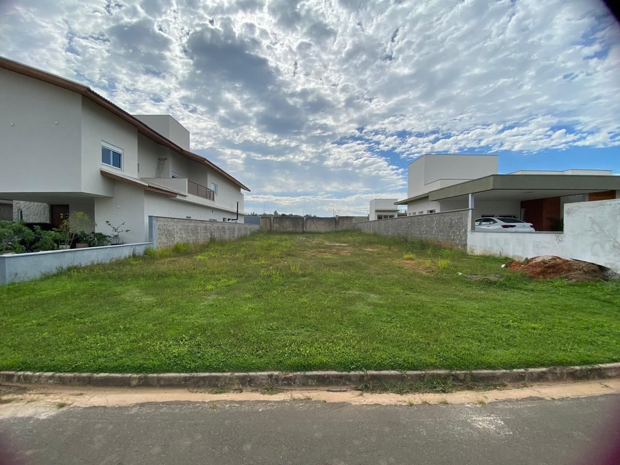 Terreno a Venda no Condomínio Portal dos Bandeirantes em Salto.