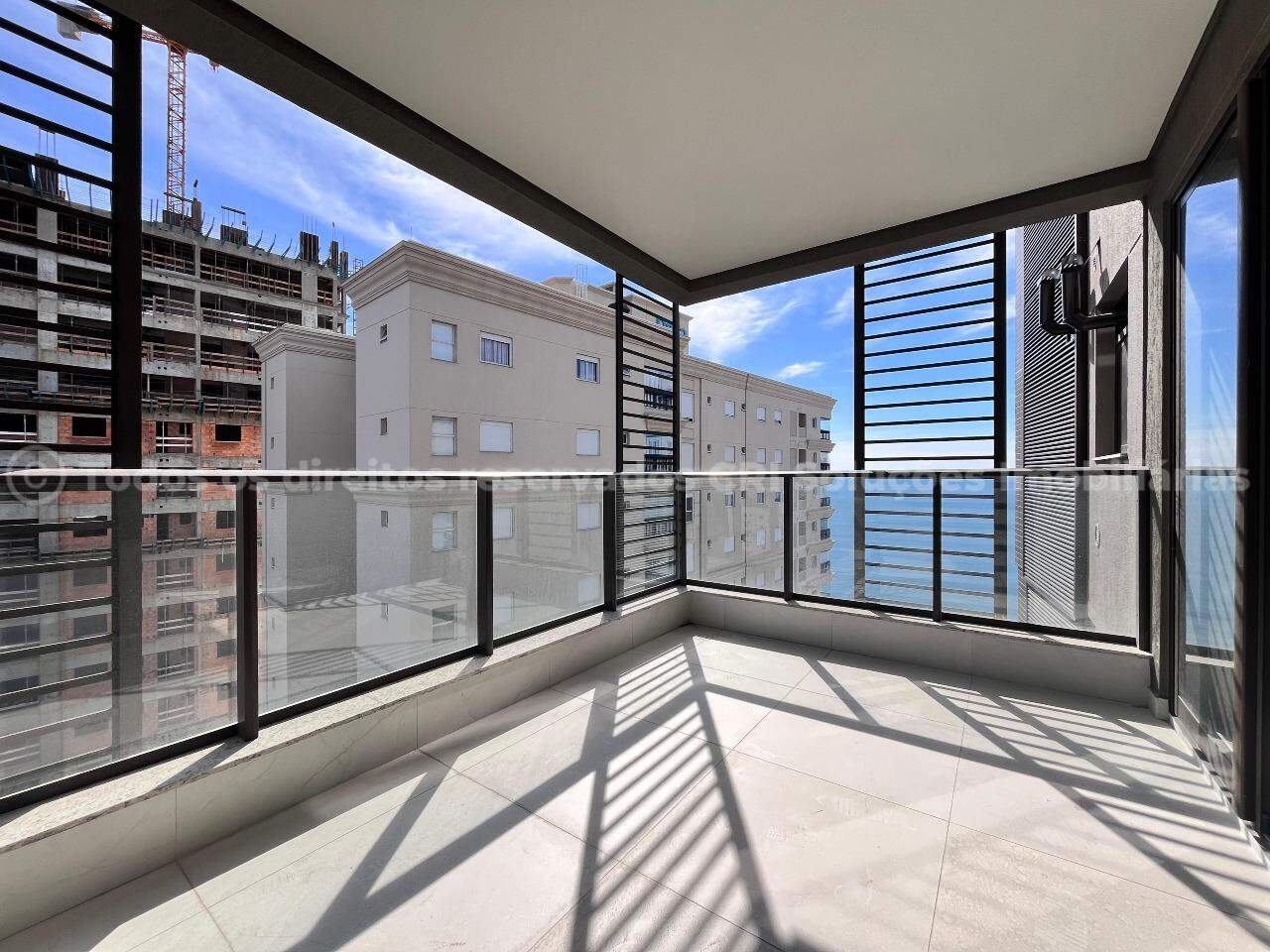 Apartamento 3 suítes vazio a venda no Élevé Residence em Porto Belo