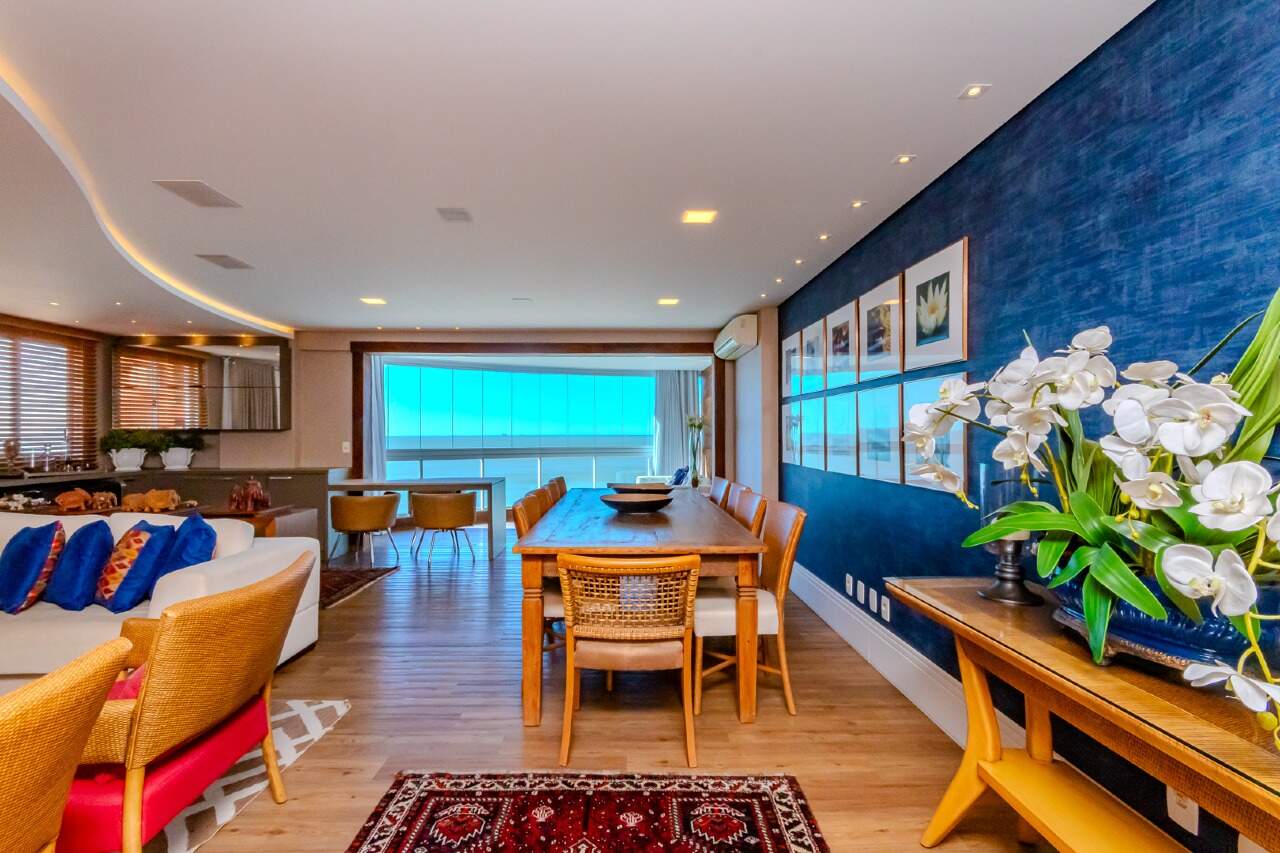 Apartamento Mobiliado Frente Mar com 04 Dormitórios á venda no Edifício Number One em Balneário Camboriú