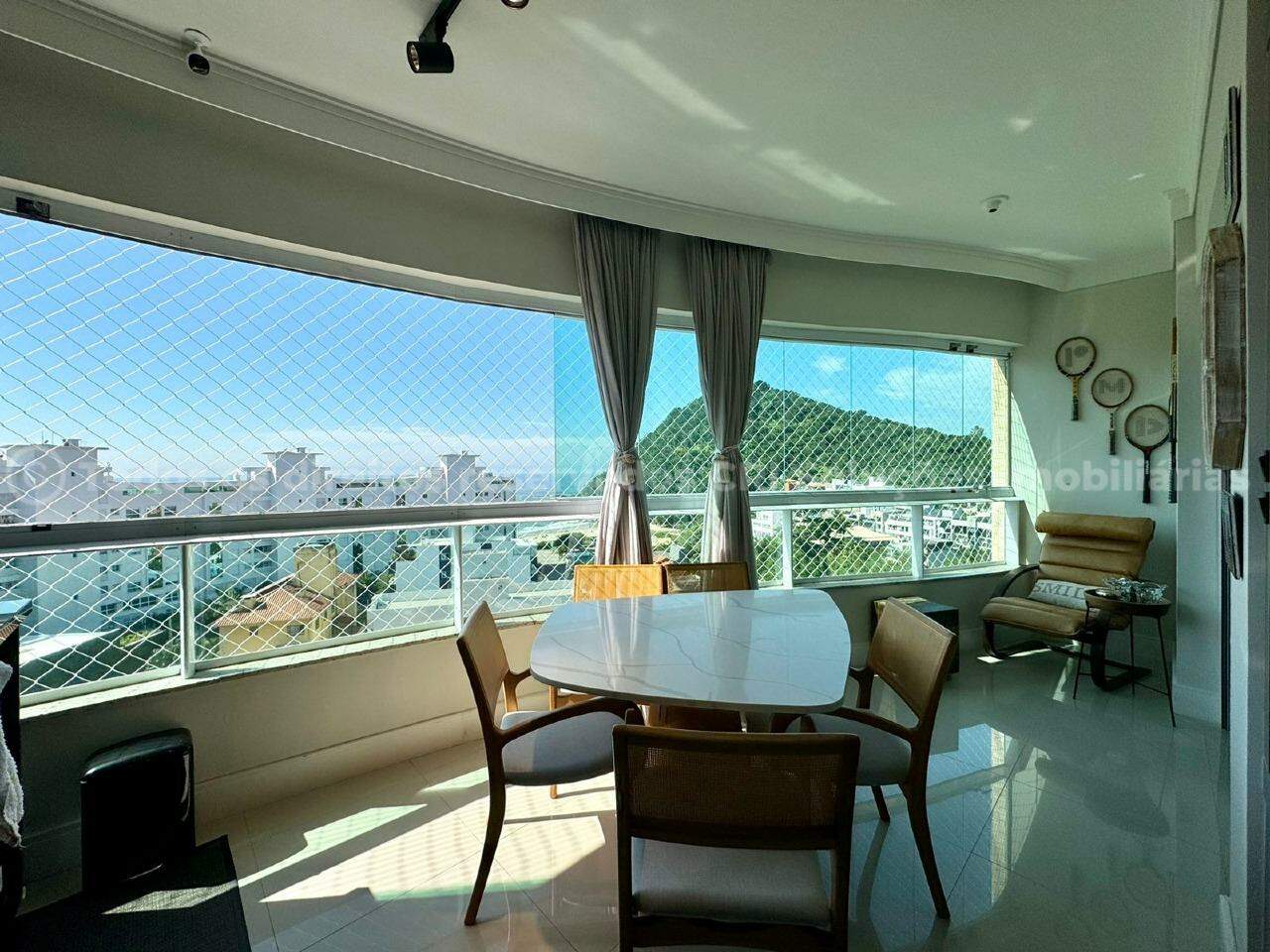Apartamento no Edifício Porto Madeiro 03 suites na Praia Brava em Itajai 