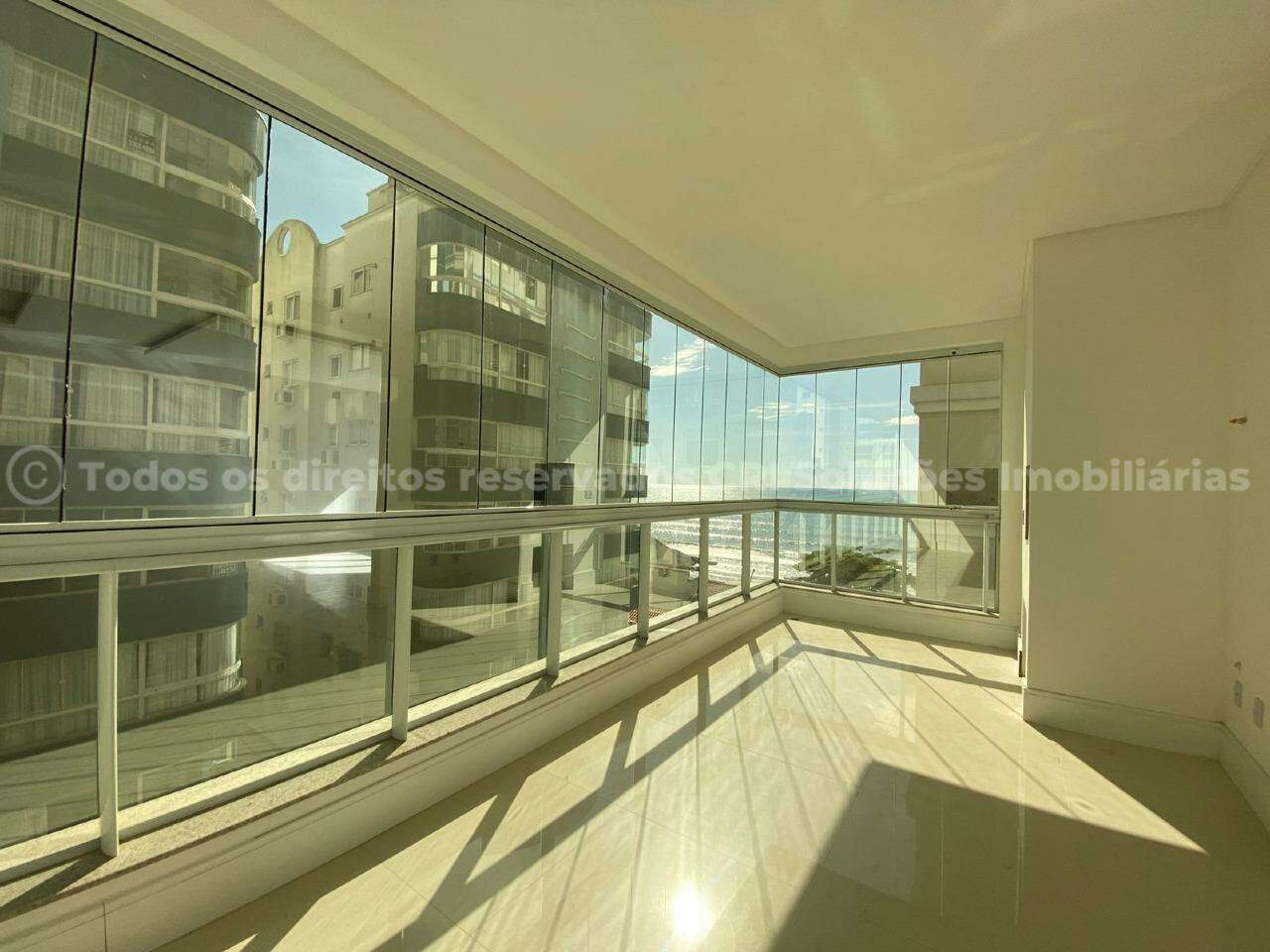 Apartamento com 4 Suítes na quadra do mar a venda no Edifício Cambirela em Meia Praia 