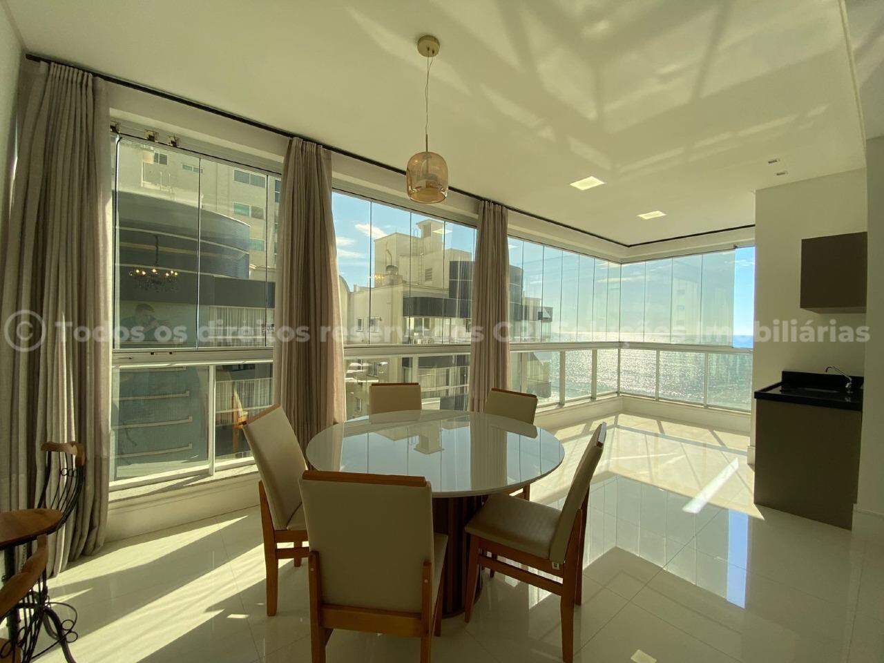 Apartamento mobiliado com 4 Suítes na quadra do mar a venda no Edifício Cambirela em Meia Praia 