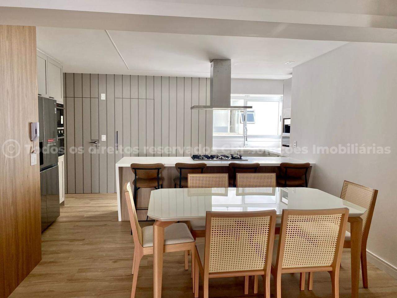 Apartamento Mobiliado com 03 dormitórios á venda no Edifício Araguaia na Avenida Atlântica de Balneário Camboriú