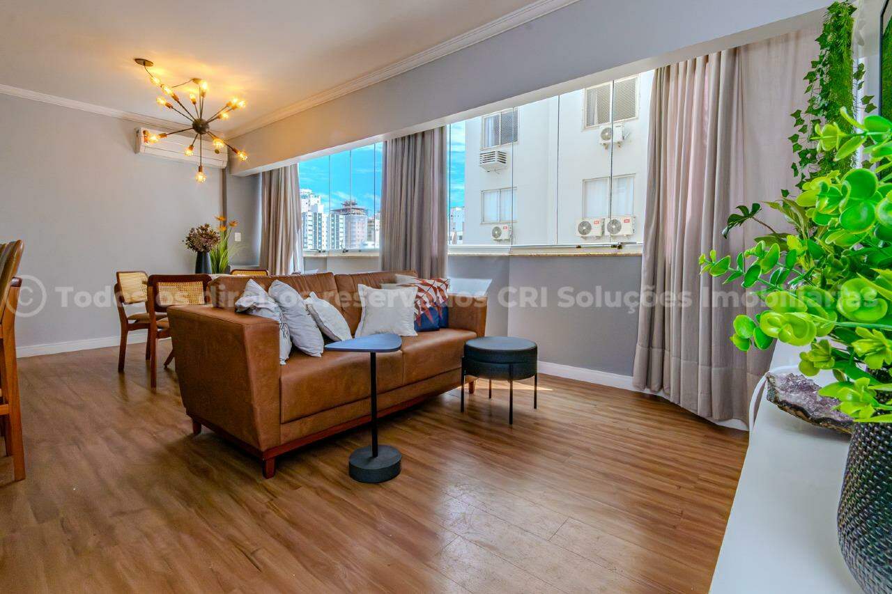 Apartamento á venda no Edificio Mary Ellen com 2 quartos sendo 1 suíte no centro de Balneário Camboriú