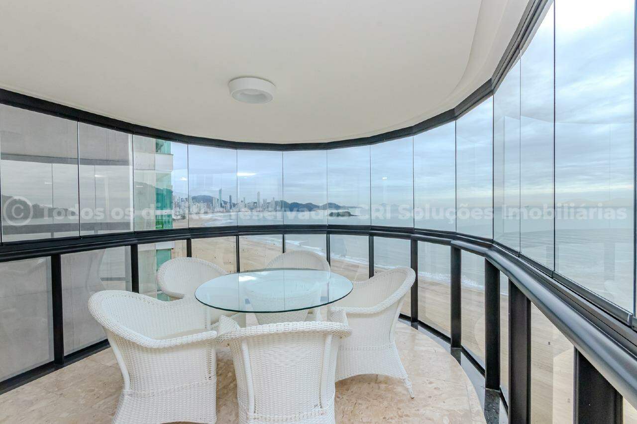 Apartamento á venda com 4 quartos sendo 3 suítes e 2 vagas de garagem no Edifício Mário Quitanda no Centro de Balneário Camboriú