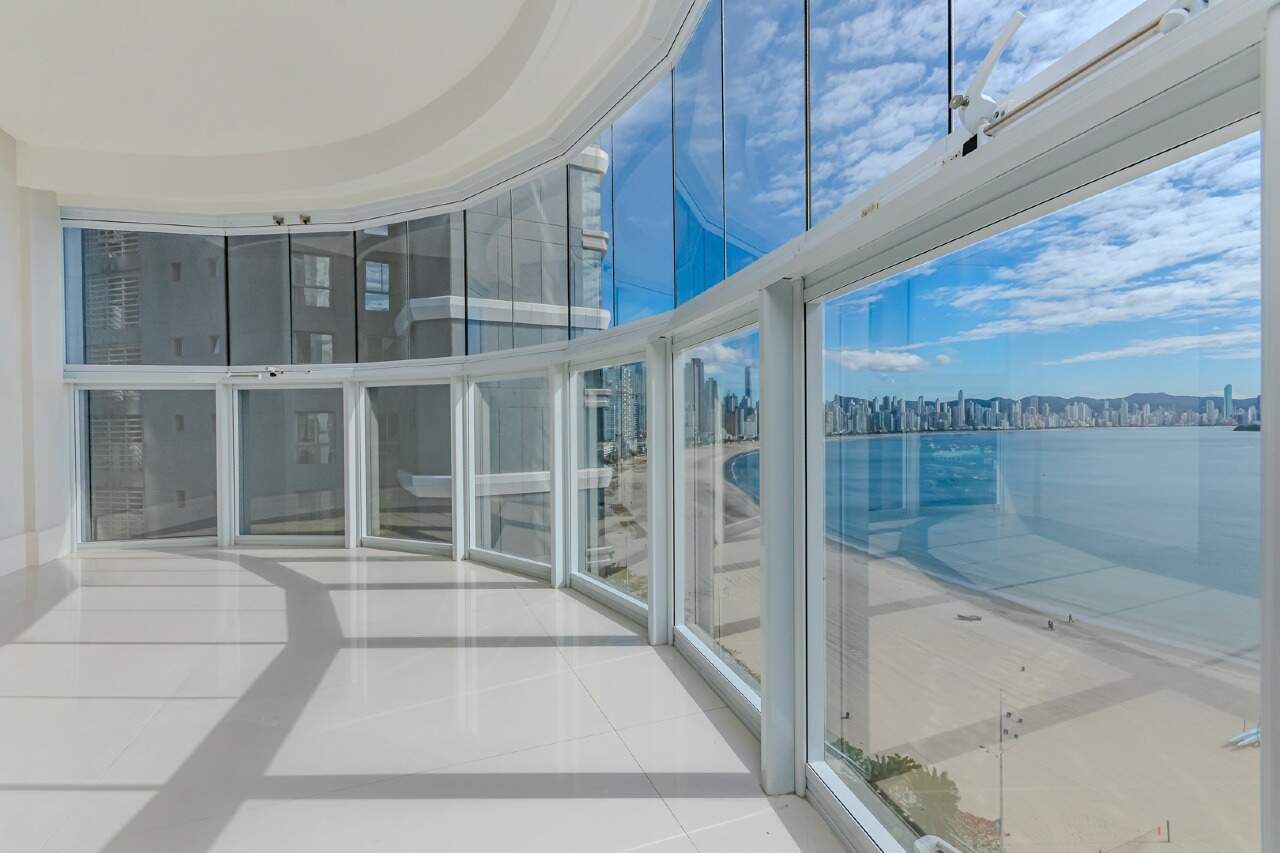 Apartamento á venda com 4 suítes e 4 vagas de garagem no Ibiza Towers no centro de Balneário Camboriú