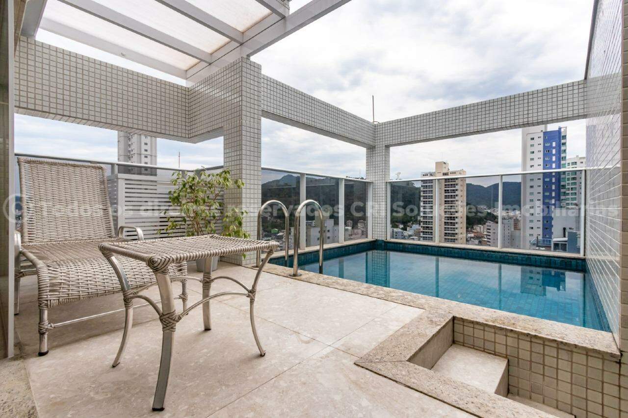Amplo apartamento à venda com 4 suítes e 4 vagas de garagem no Edifício Dresden, no coração de Balneário Camboriú