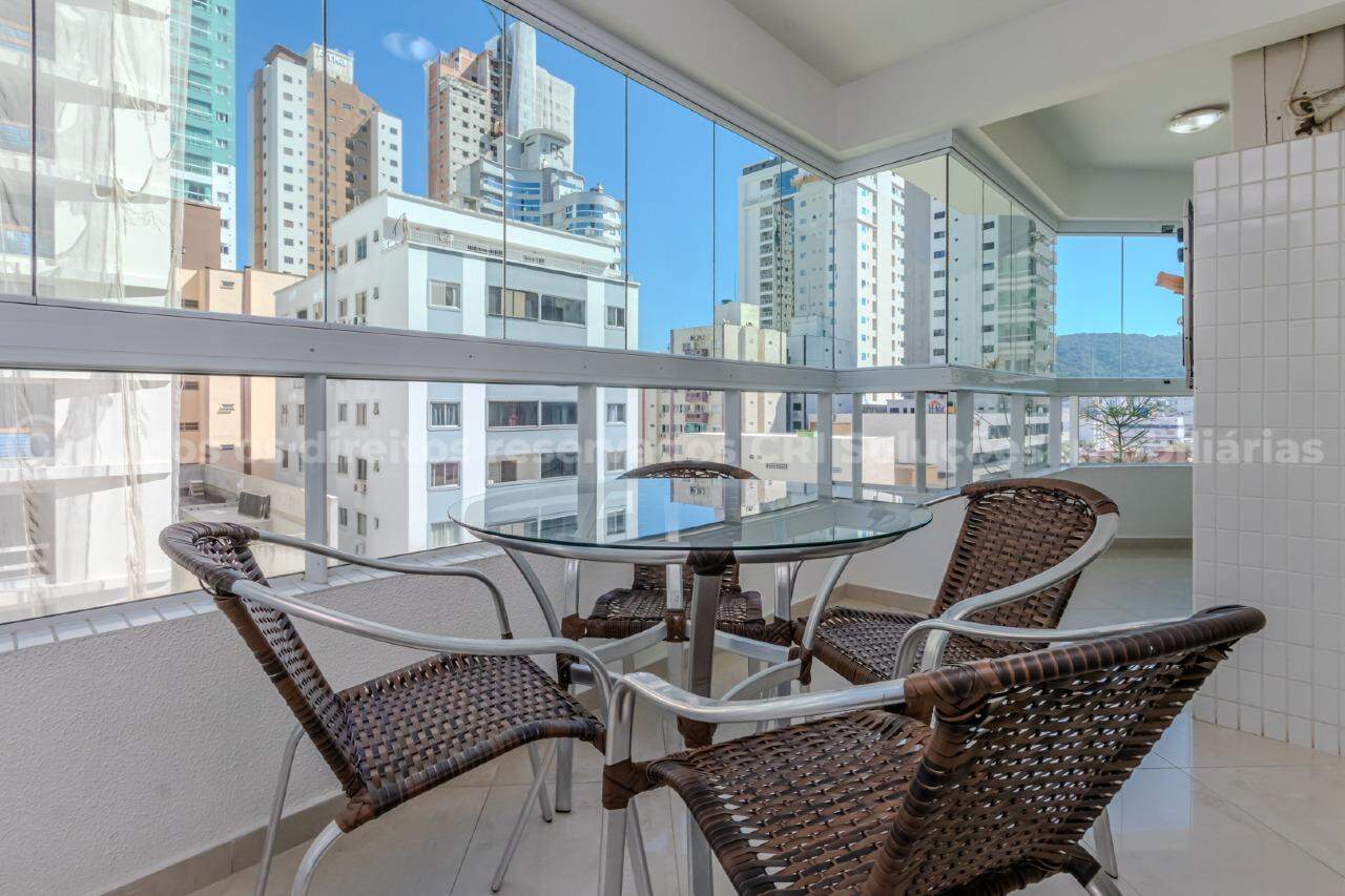 Apartamento à venda com 2 dormitórios sendo1 suíte e 1 vaga de garagem numa das regiões mais cobiçadas de Balneário Camboriú no Ed. Golden Tower One