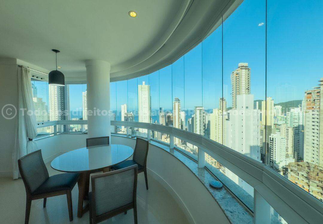 Apartamento 3 suítes na Torre D’Veneza no Centro de Balneário Camboriú