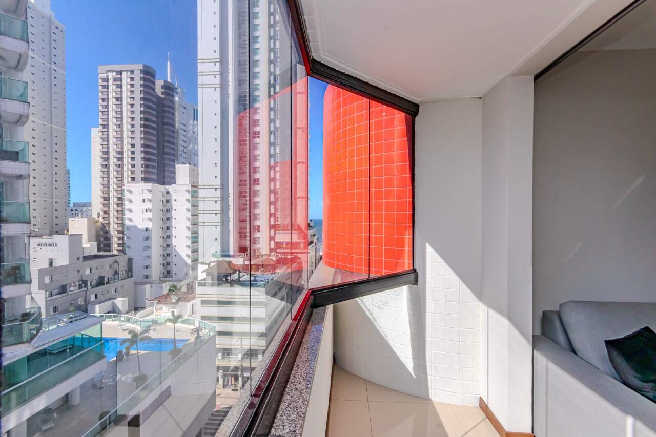 Apartamento à venda com 2 dormitórios sendo 1 suíte e 1 vaga de garagem no Edifício Águas de Março no coração de Balneário Camboriú