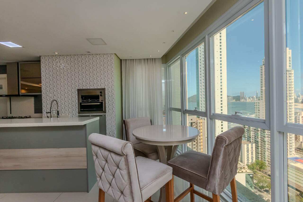 Apartamento à venda com 3 suítes e 2 vagas de garagem no Alameda Jardins, no centro de Balneário Camboriú