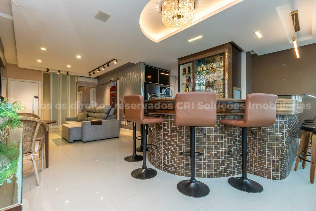 Apartamento á venda com 3 suítes amplas e 3 vagas de garagem lado a lado no Edifício Porto da Barra, na Barra Sul de Balneário Camboriú