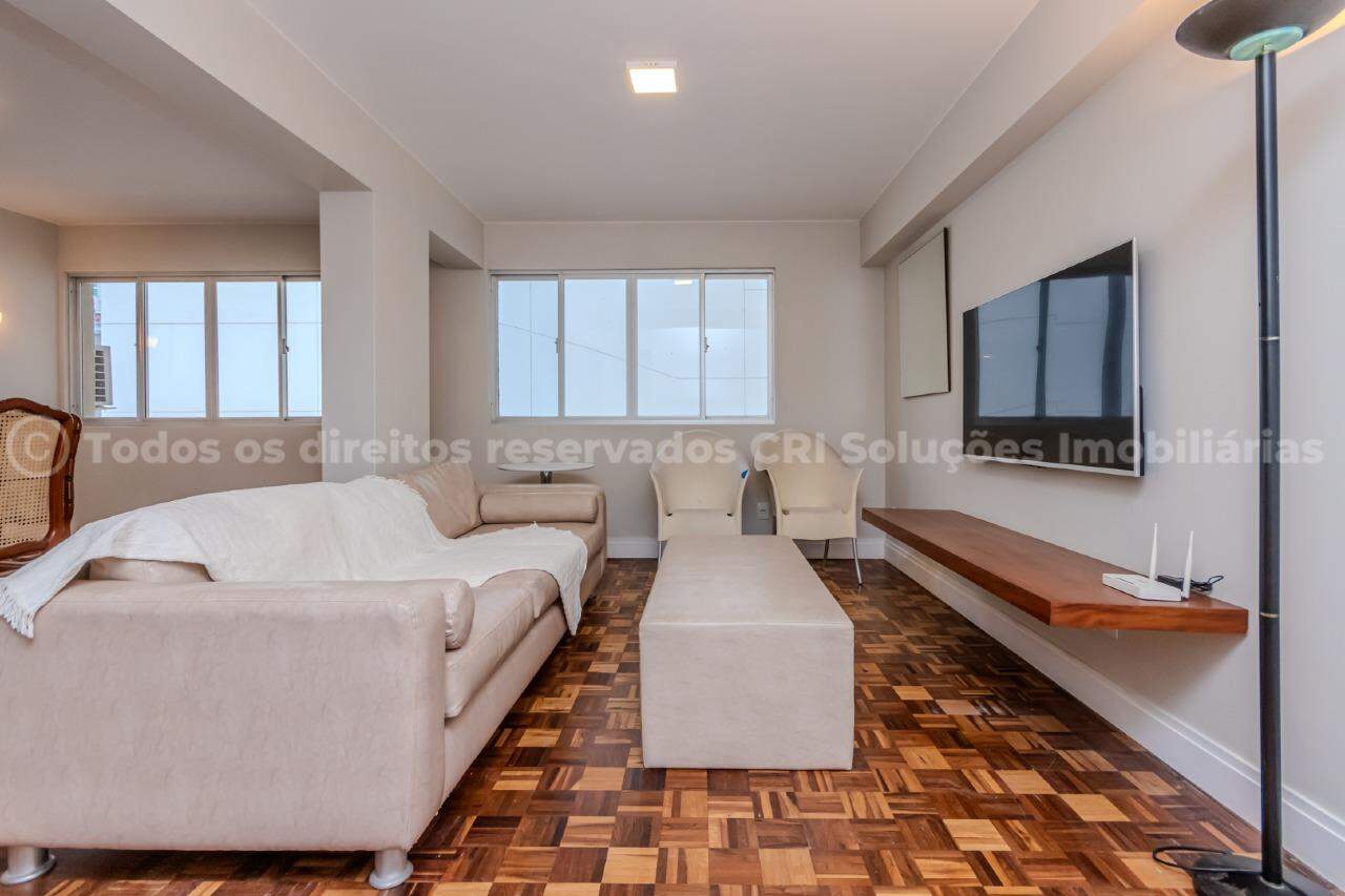 Apartamento à venda com 3 quartos sendo 1 suíte e 2 vagas de garagem no Edifício Antares na Barra Norte de Balneário Camboriú